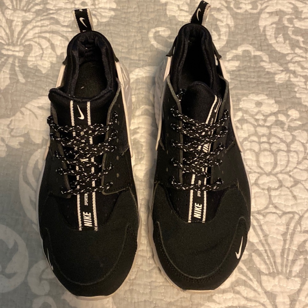 black nike shoes
